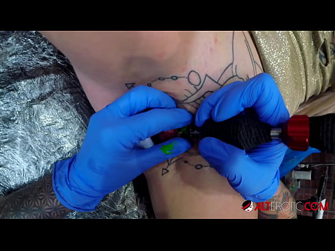 ❤️ Itin tatuiruota karšta Sully Savage gavo tatuiruotę ant savo klitorio ️ Gražus porno prie lt.serviporno.ru